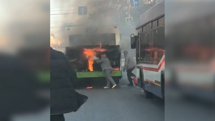 Очевидцы потушили загоревшийся в Воронеже автобус. Видео