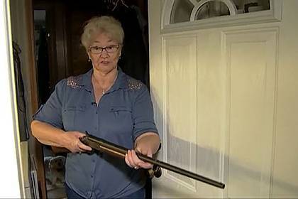 Пенсионерка с ружьем задержала ворвавшегося в ее дом грабителя
