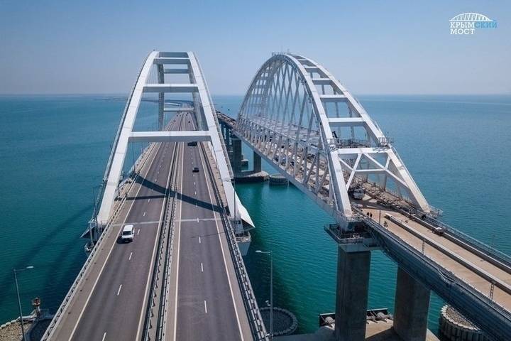 Четыре человека застряли на лодке под Крымским мостом