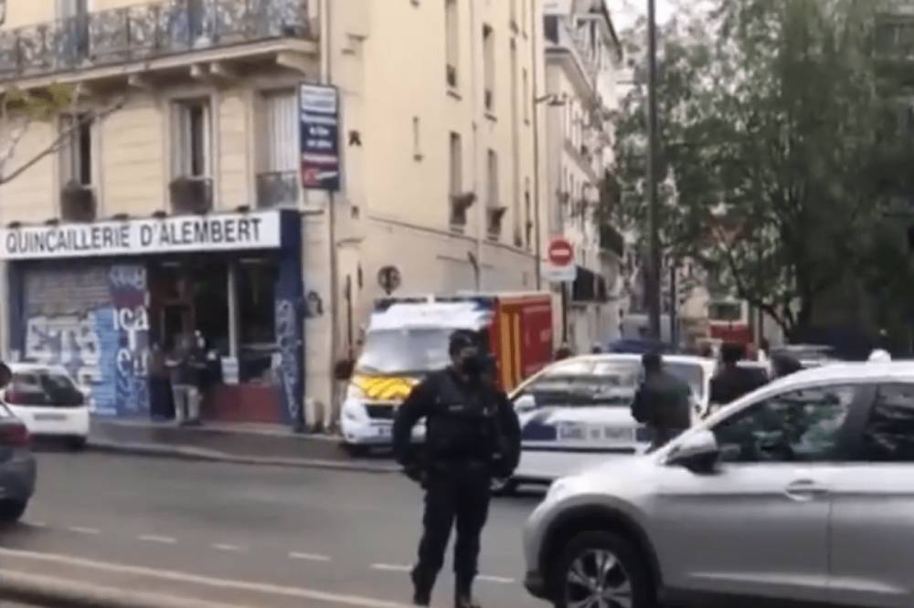 В Париже двое мужчин с мачете напали на бывшую редакцию Charlie Hebdo и ранили четырех человек