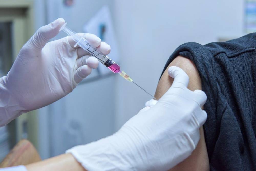 Минздрав предложил сделать прививки от гриппа обязательными для чиновников и силовиков