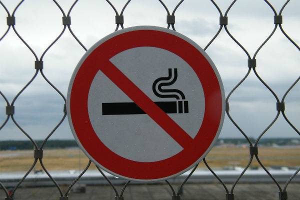 С 2021 года в России запретят курить в медучреждениях и местах торговли