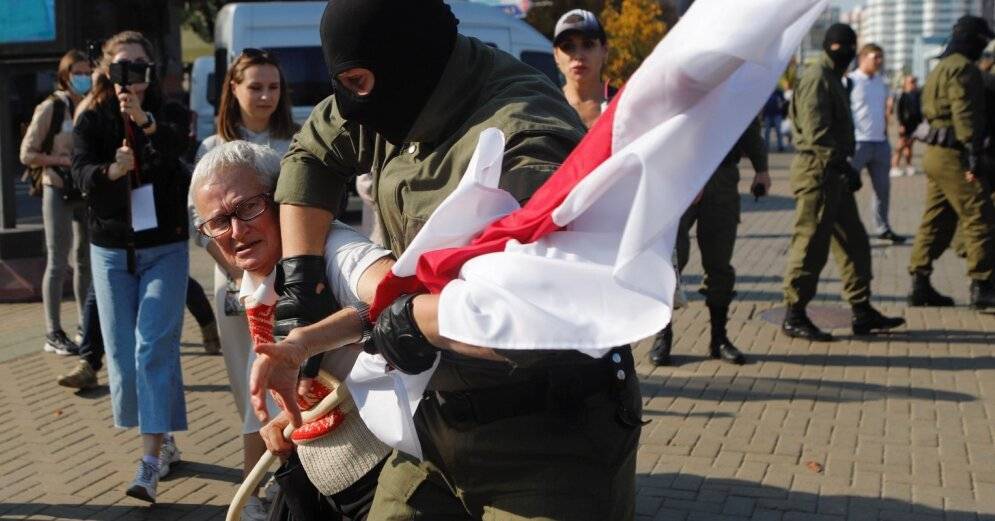 В Минске силовики вновь задерживают участниц "Женского марша"