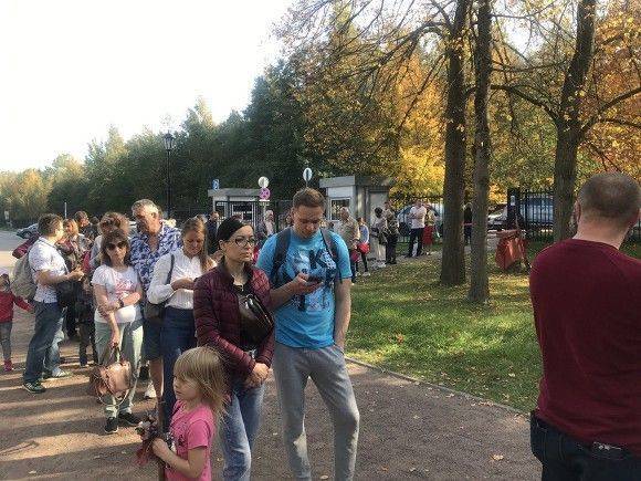«Опасная очередь в эпоху коронавируса»: петербуржцы возмутились платным входом в парк в Ломоносове (фото)
