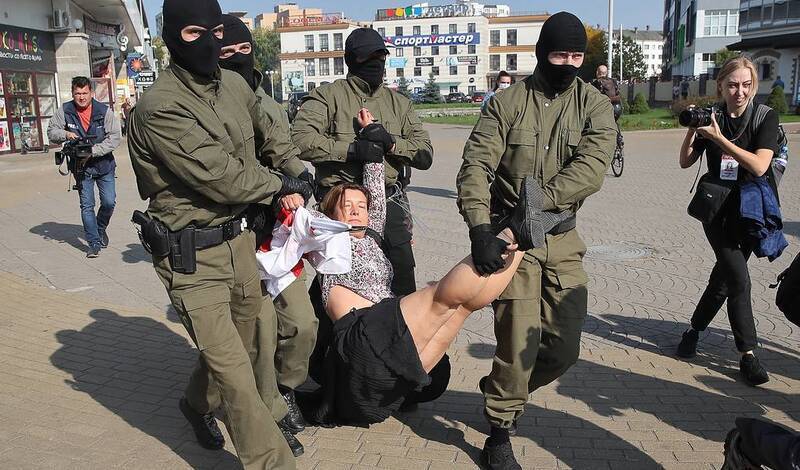 В центре Минска начались задержания участниц женского марша