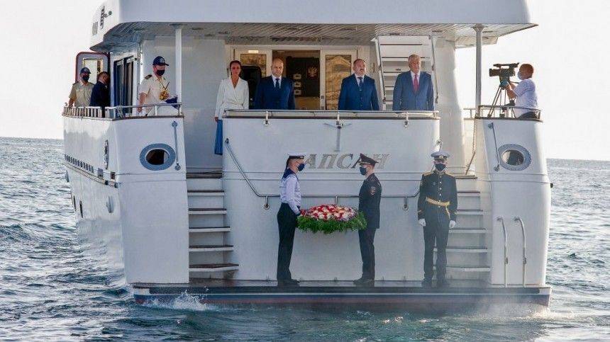 Глава МВД возложил цветы в Севастополе в память о державших оборону милиционерах