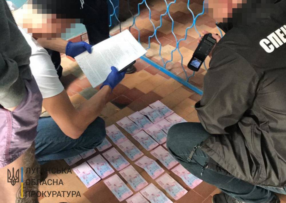 На Луганщине трех таможенников подозревают в систематическом получении взяток