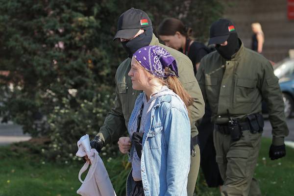 В Минске силовики начали задержания участников «женского марша»