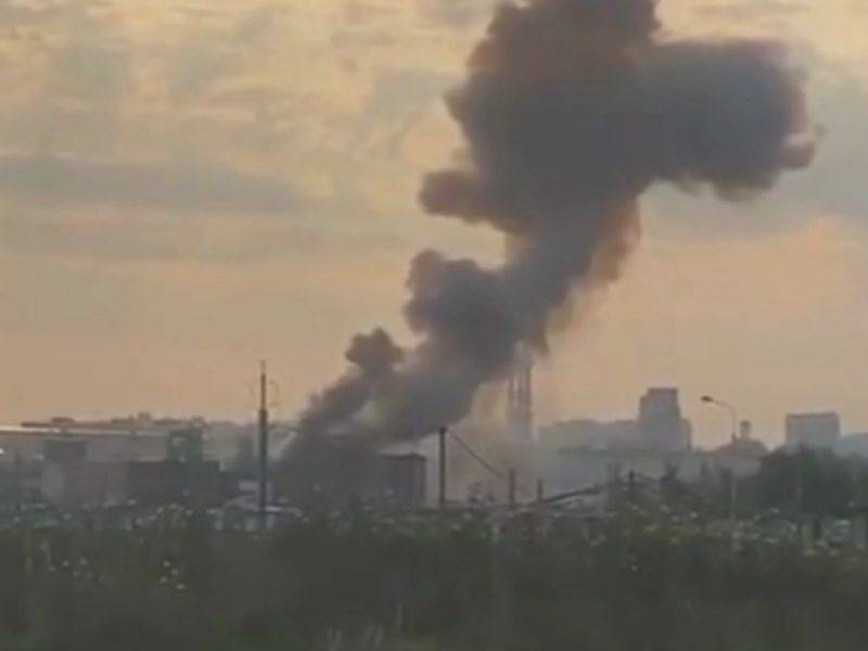 Очевидцы сообщили о серии взрывов на московском химзаводе. В МЧС информацию не подтверждают