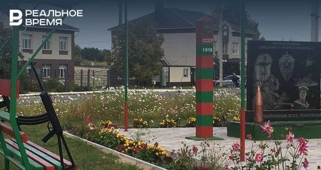 В Болгаре у памятника пограничникам установили скамейку с автоматами