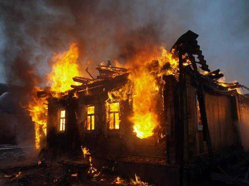Пригороды Горловки горят после артиллерийского обстрела ВСУ