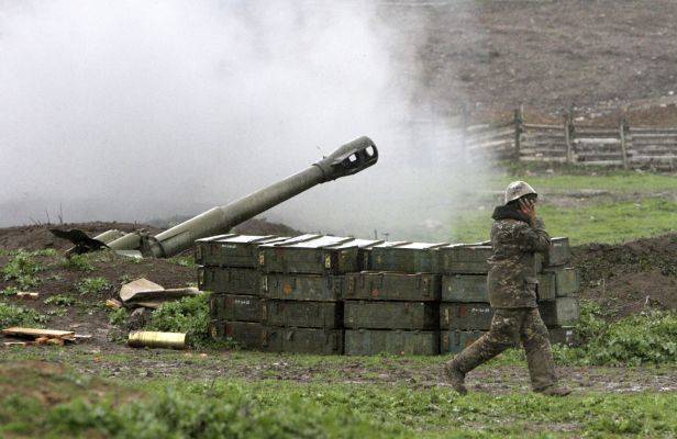 В Нагорном Карабахе началась новая война: Степанакерт под огнем