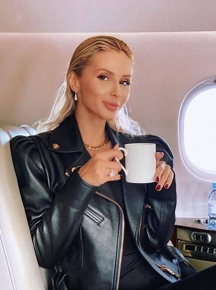 Светлана Лобода с обручальным кольцом на пальце помечтала за чашечкой кофе