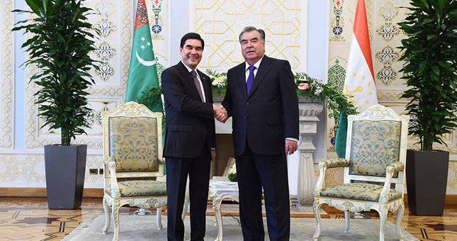 Рахмон поздравил Бердымухамедова с Днем независимости Туркменистана