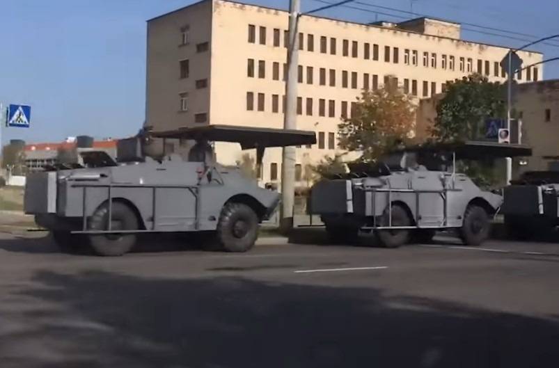 В центр Минска стягивается спецназ и броневики