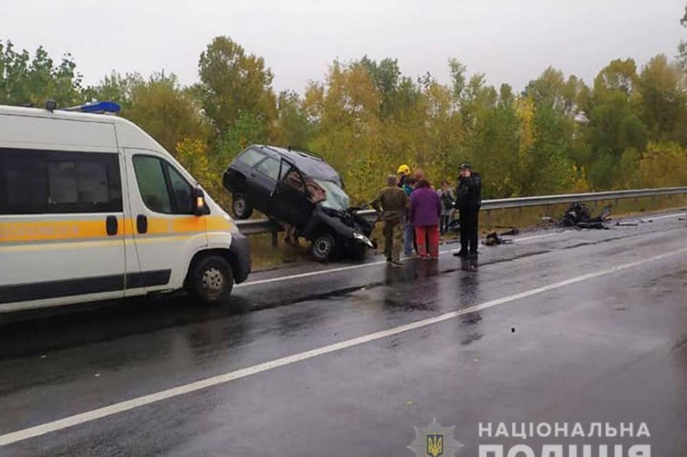 На трассе под Черниговом произошло ДТП: Авто "повисло" на ограждении, есть жертвы