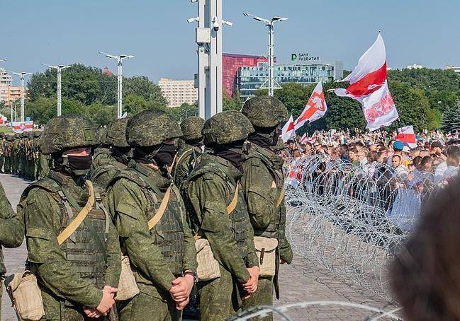 В Минске к Дворцу Независимости прибыла колонна БТР