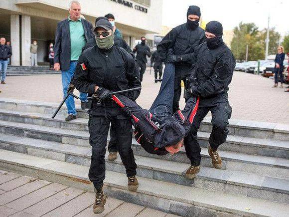 В день «народной инаугурации» Тихановской белорусов травят газом и задерживают под крики «Позор!» (фото, видео)