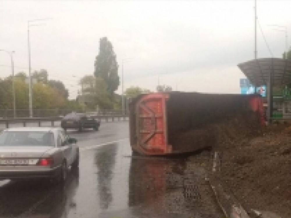 На мосту Патона в Киеве перевернулся грузовик: водитель погиб на месте