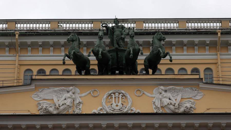 В Петербурге задержали залезшего на крышу Александринского театра мужчину