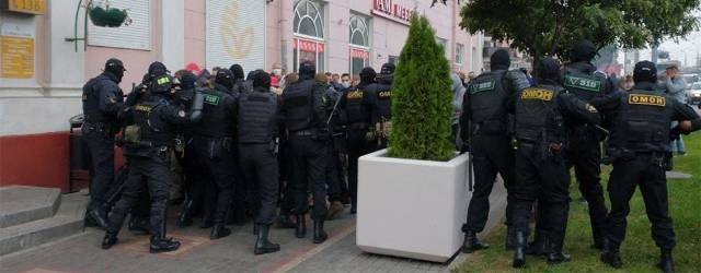 В Белоруссии применили газ и шумовые гранаты против протестующих