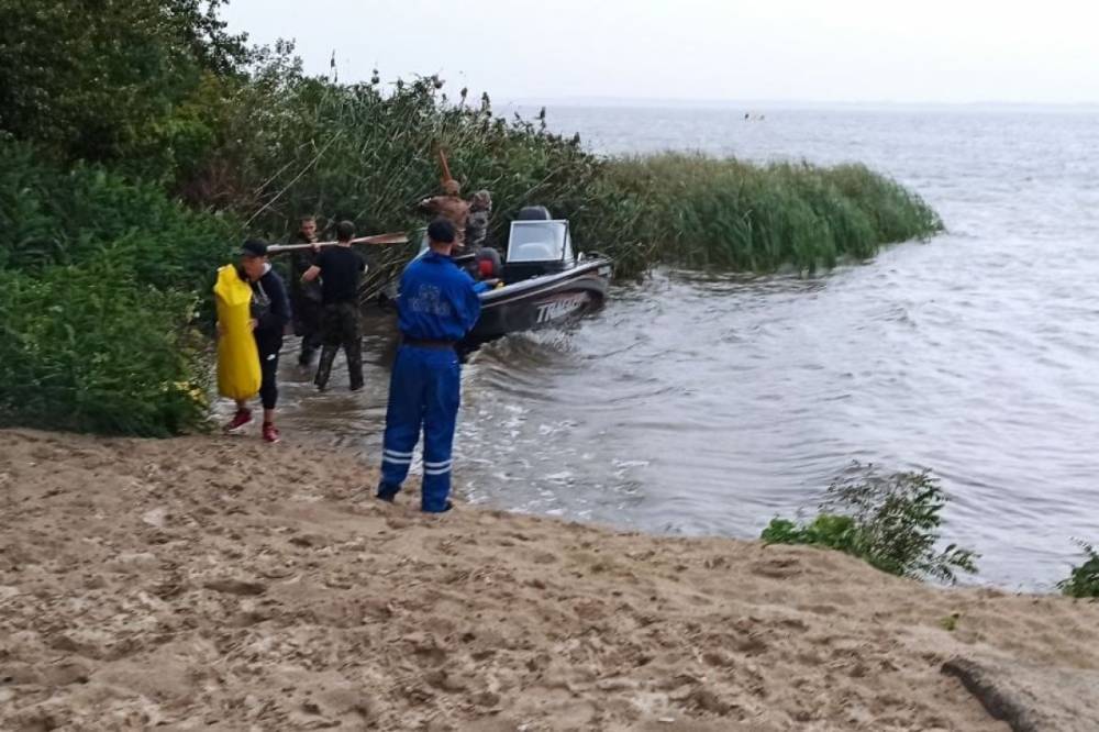 В Киевской области перевернулась лодка с девятью людьми на борту