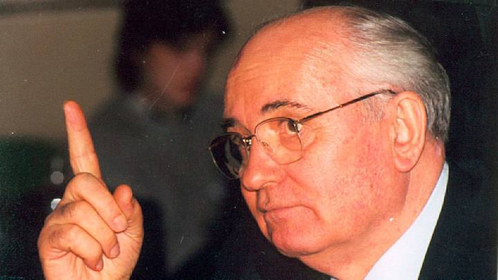 Горбачев предупредил о "чрезвычайной опасности"