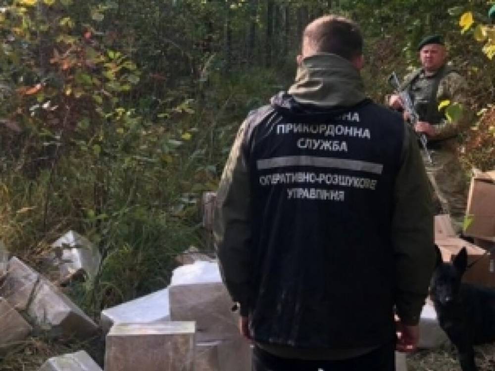 В Сумской области пограничники остановили «ГАЗель» с контрабандными книгами и одеждой (ФОТО
