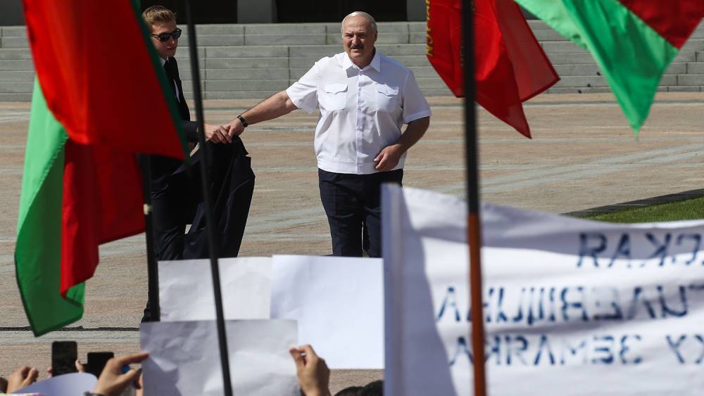 Лукашенко ответил на призыв Макрона уйти в отставку