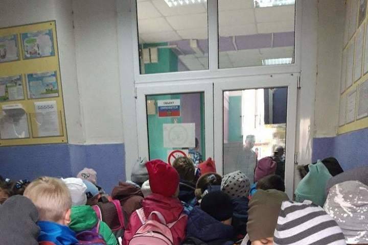 В Рязани у дверей школы № 13 засняли толпу детей