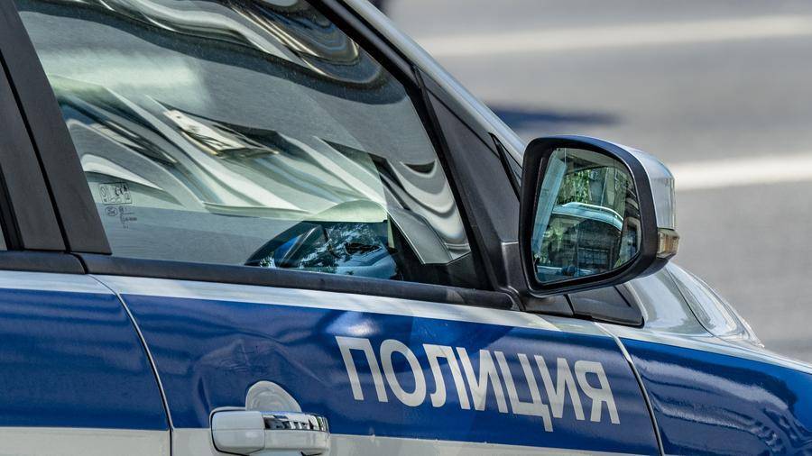 В Красноярске мужчина напал на курьера и отобрал у него еду