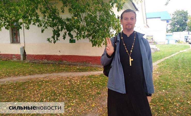 В Гомеле священник Владимир Дробышевский должен был выйти из ИВС, но его снова осудили — теперь на 15 суток