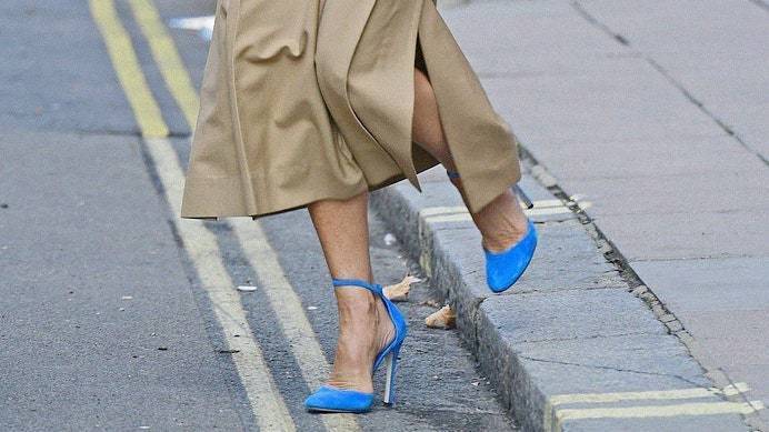 Виктория Бекхэм учит носить яркие туфли в офис
