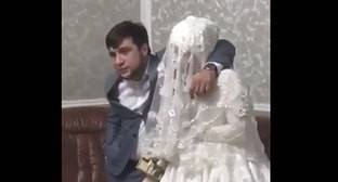 Пользователей соцсети возмутило поведение жениха на свадьбе в Дагестане