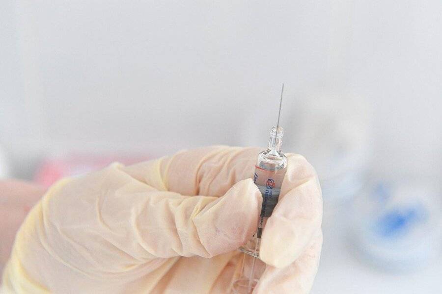 Главный кардиолог Москвы призвал людей с сердечными проблемами сделать прививку от гриппа
