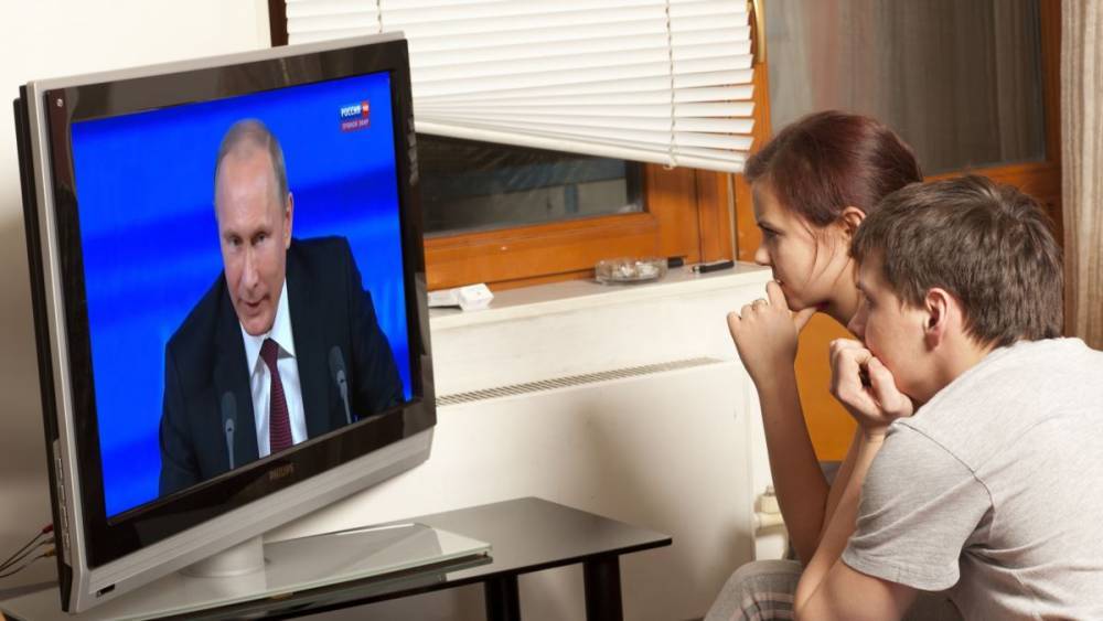 "Левада": новостям по телевидению доверяют менее половины россиян