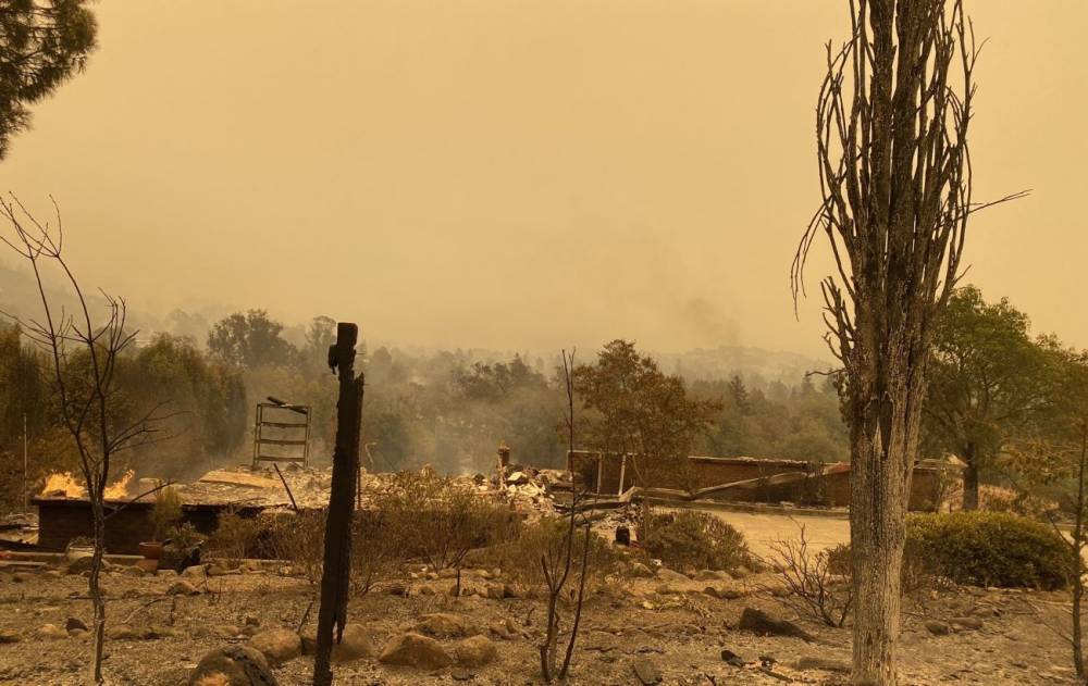 В Калифорнии лесные пожары подобрались домов. Эвакуированы тысячи людей
