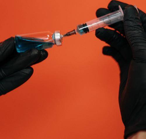 Глава НИЦ Гинцбург: Ускорить вакцинацию от коронавируса пока нельзя