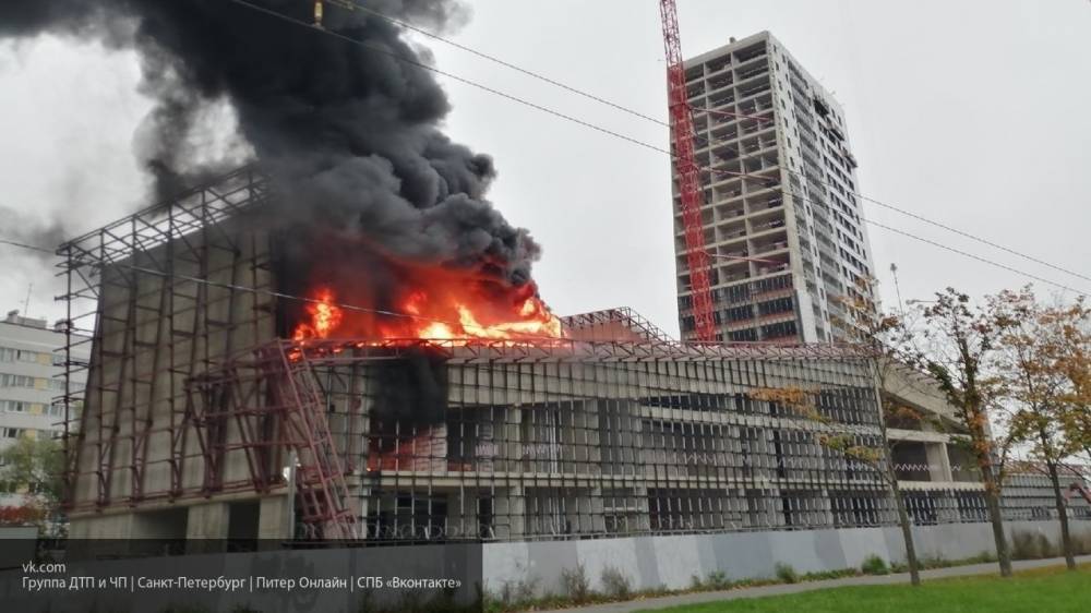 ЖК "Аист" на проспекте Ветеранов в Петербурге охвачен огнем после взрыва