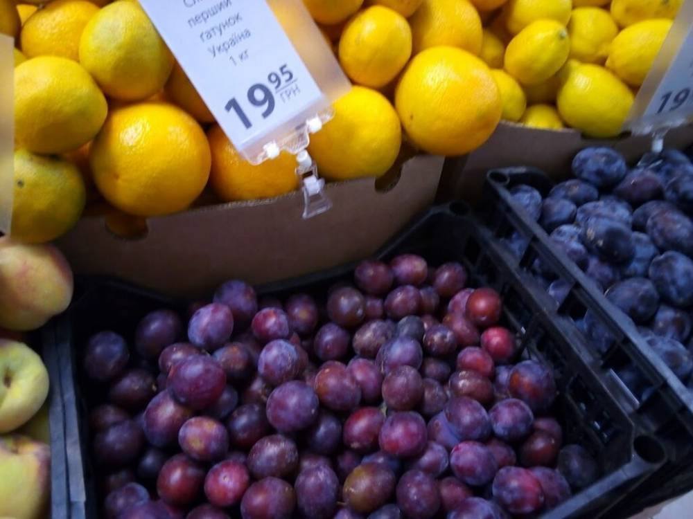 В столичных супермаркетах подорожали бананы, но подешевели сливы и лимоны