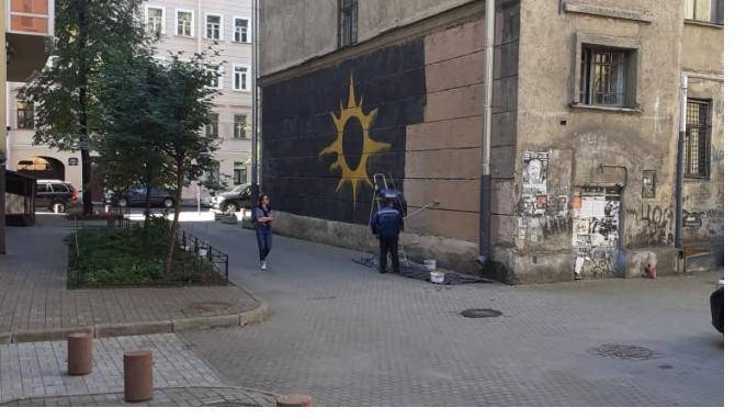 В центре Петербурга снова закрашивают граффити