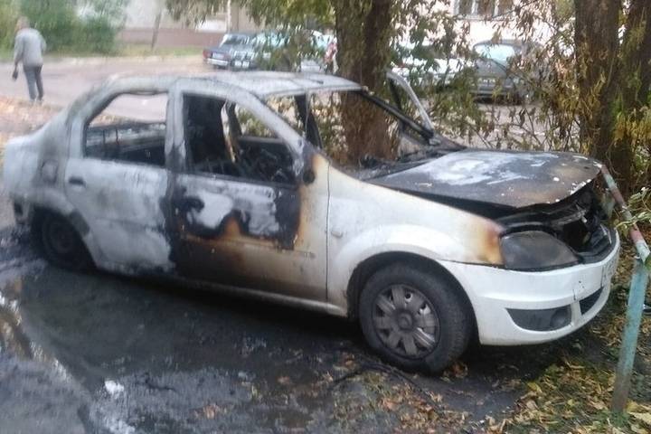 В тверском дворе сгорела машина