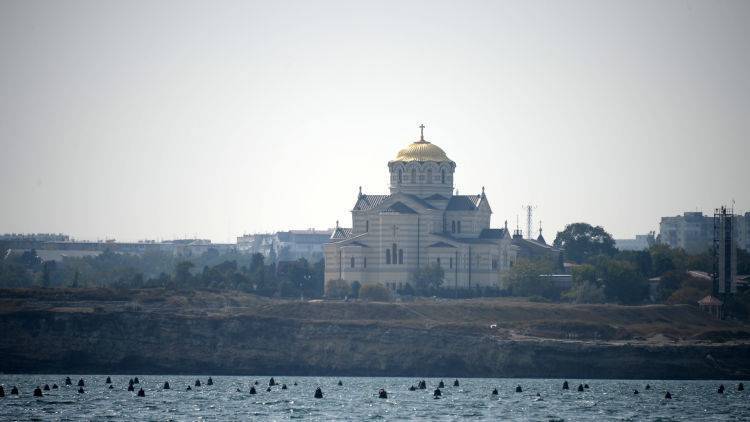 В Севастополе женщина хотела переплыть бухту и чуть не утонула