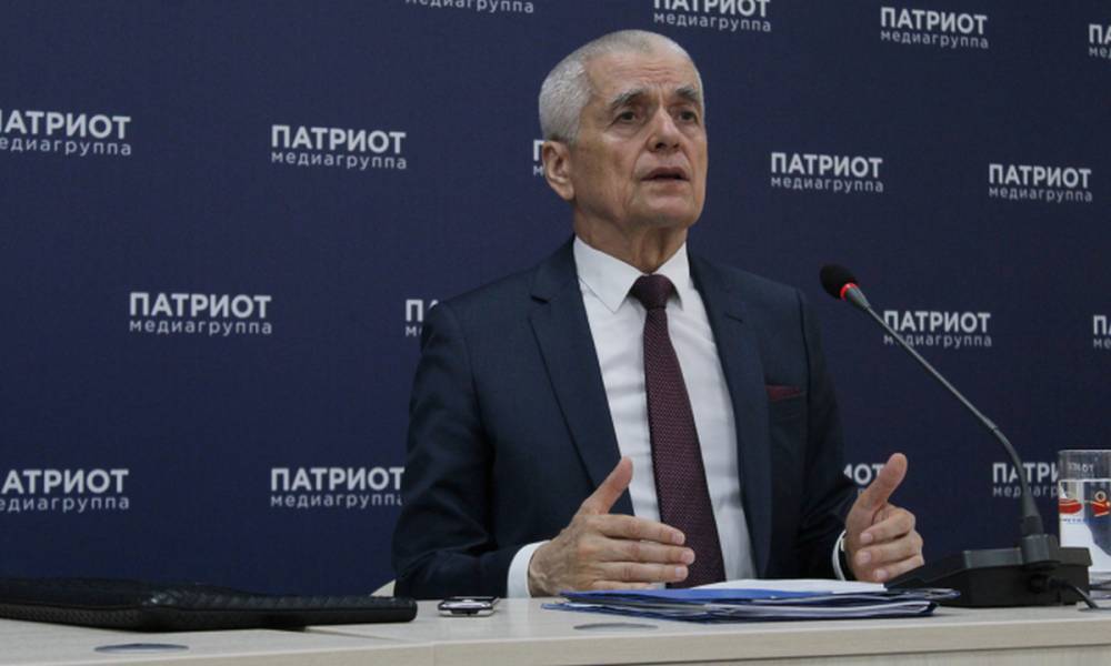 Онищенко выступил против закрытия школ и продления каникул