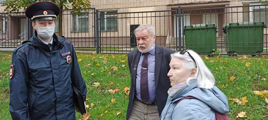 Задержанный у суда Карелии защитник осужденного за педофилию Дмитриева вышел из полиции