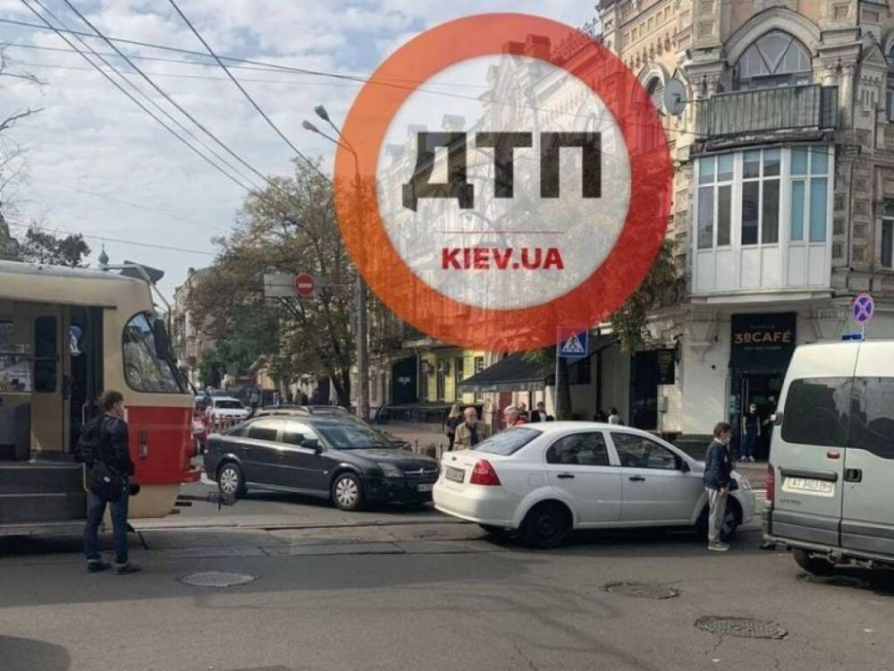 ДТП в Киеве: на Подоле остановились трамваи