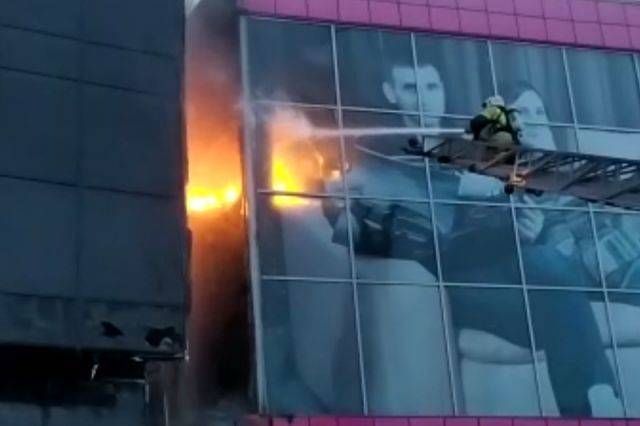 В центре Новосибирска горит гостиница
