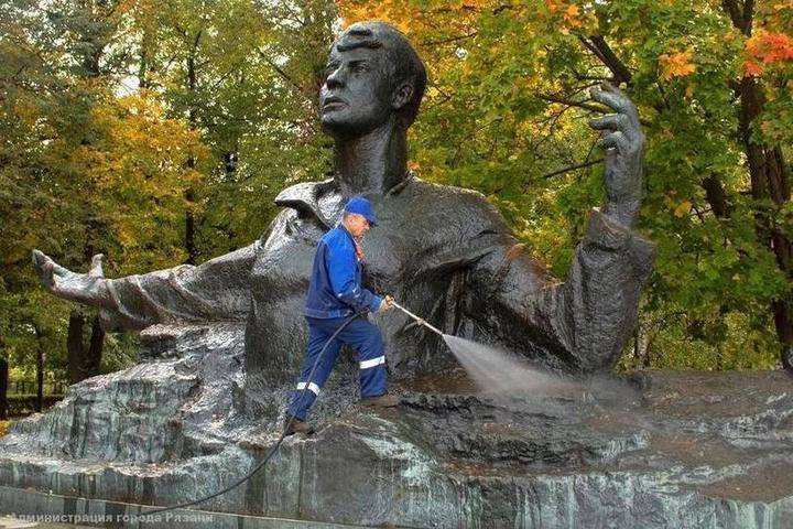 В Рязани в Кремлевском парке помыли памятник Есенину