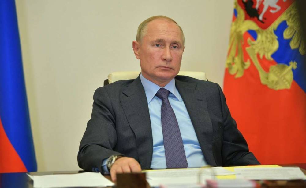 Продлить порядок выплат медикам на октябрь предложил Путин