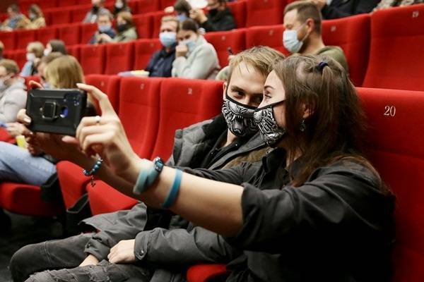 Кинотеатрам Москвы рекомендовали проверять маски у зрителей каждые 10 минут
